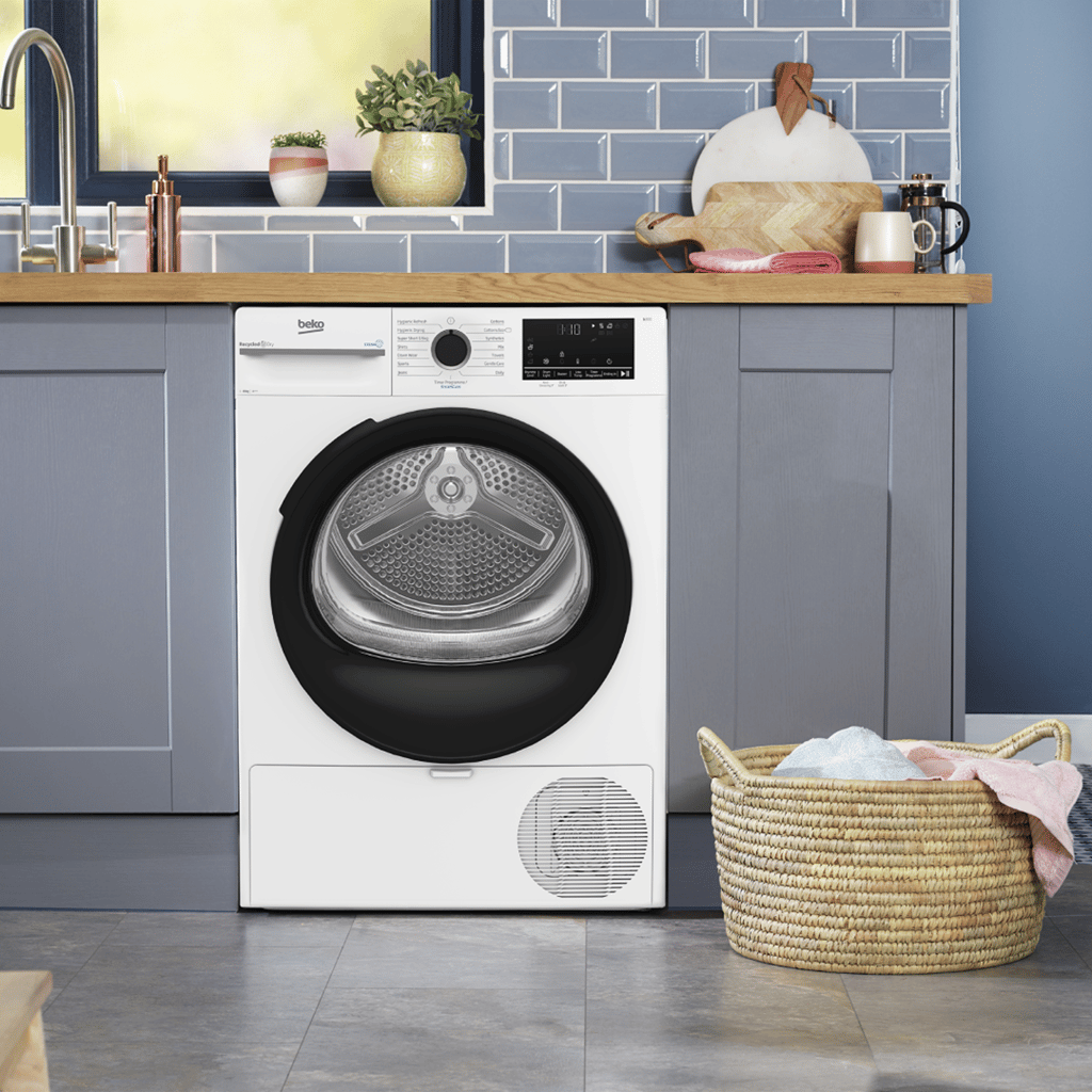 BM3T3833W Maximise energy efficiency with this 8kg Heat Pump Tumble Dryer featuring SteamCure technology. While the model's interior drum light ensures no item is overlooked, SteamCure uses the power of steam to refresh clothes, eliminating odours and creases without the need for a full wash. The appliance also uses lower temperatures and reused hot air to deliver superior fabric protection and reduced energy consumption, saving you money on your energy bills.