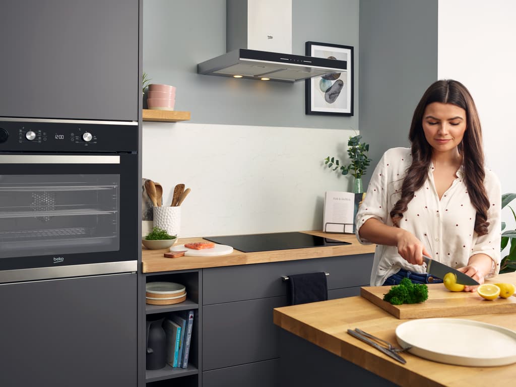 HII64201MT Perfect for modern kitchens, this 60cm Induction Hob with IndyFlex features a user-friendly touch control display and offers nine adjustable power levels. Using induction hob technology, this model heats the pan directly, ensuring fast and energy-efficient cooking. The added benefit of our IndyFlex technology allows you to seamlessly combine smaller cooking zones, creating a larger zone for accommodating bigger pans with ease.