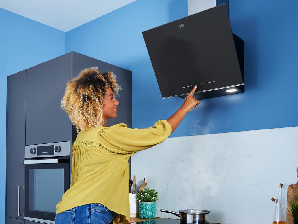 BHCA66341BBH Discover a stylish and practical solution for maintaining a clean and hygienic kitchen with this 60cm inclined hood. Featuring our innovative HeatSense technology, this hood automatically adjusts its power based on the heat level between the hob and hood, providing optimal and efficient ventilation. There's even a powerful booster function that's up to 65% more powerful than the maximum setting, ensuring effective removal of steam, smoke, and unwanted cooking odours.