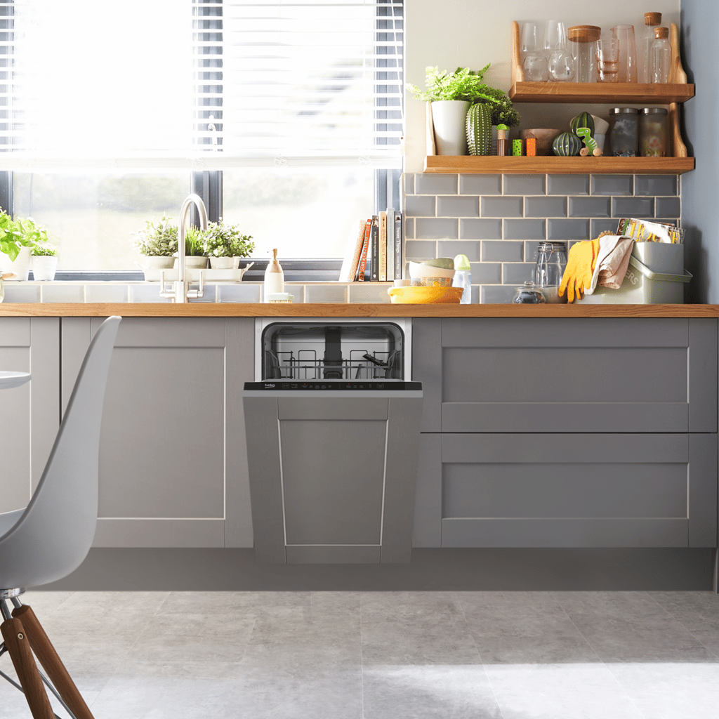 DIS15020 For versatile dishwashing tailored to your daily needs, this Integrated Slimline Dishwasher boasts a selection of 5 programmes. From the quick and efficient Mini 30' programme that washes a full load in just 30 minutes to the Quick&Shine™ feature that completes a full load in only 58 minutes, there's a programme for every dishwashing scenario. folding plate supports in the bottom basket, providing extra room for larger dishes.