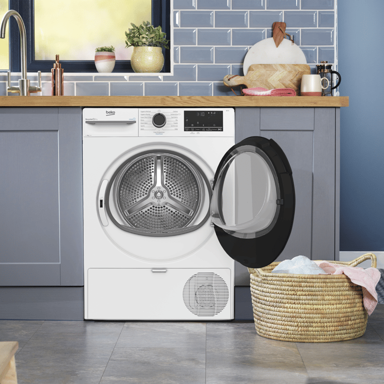 BM3T3833W Maximise energy efficiency with this 8kg Heat Pump Tumble Dryer featuring SteamCure technology. While the model's interior drum light ensures no item is overlooked, SteamCure uses the power of steam to refresh clothes, eliminating odours and creases without the need for a full wash. The appliance also uses lower temperatures and reused hot air to deliver superior fabric protection and reduced energy consumption, saving you money on your energy bills.