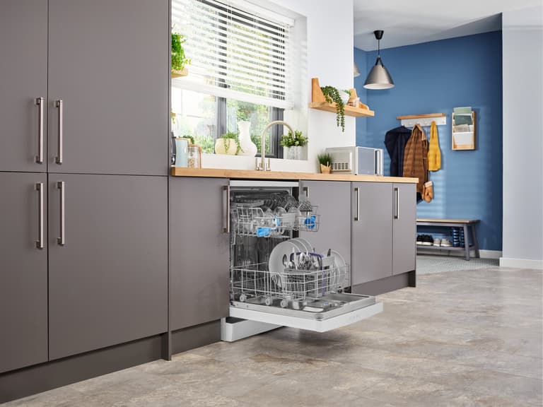 BDFN15430W Perfect for when you're in a hurry, this Freestanding Full Size Dishwasher features our Quick&Shine programme, which effortlessly washes a full load in just 58 minutes. You'll also enjoy additional convenience with folding plate supports and a fully flexible upper basket, making your dishwashing experience a breeze. Plus, the HygieneIntense programme provides superior results, killing more than 99.9% of bacteria and viruses.
